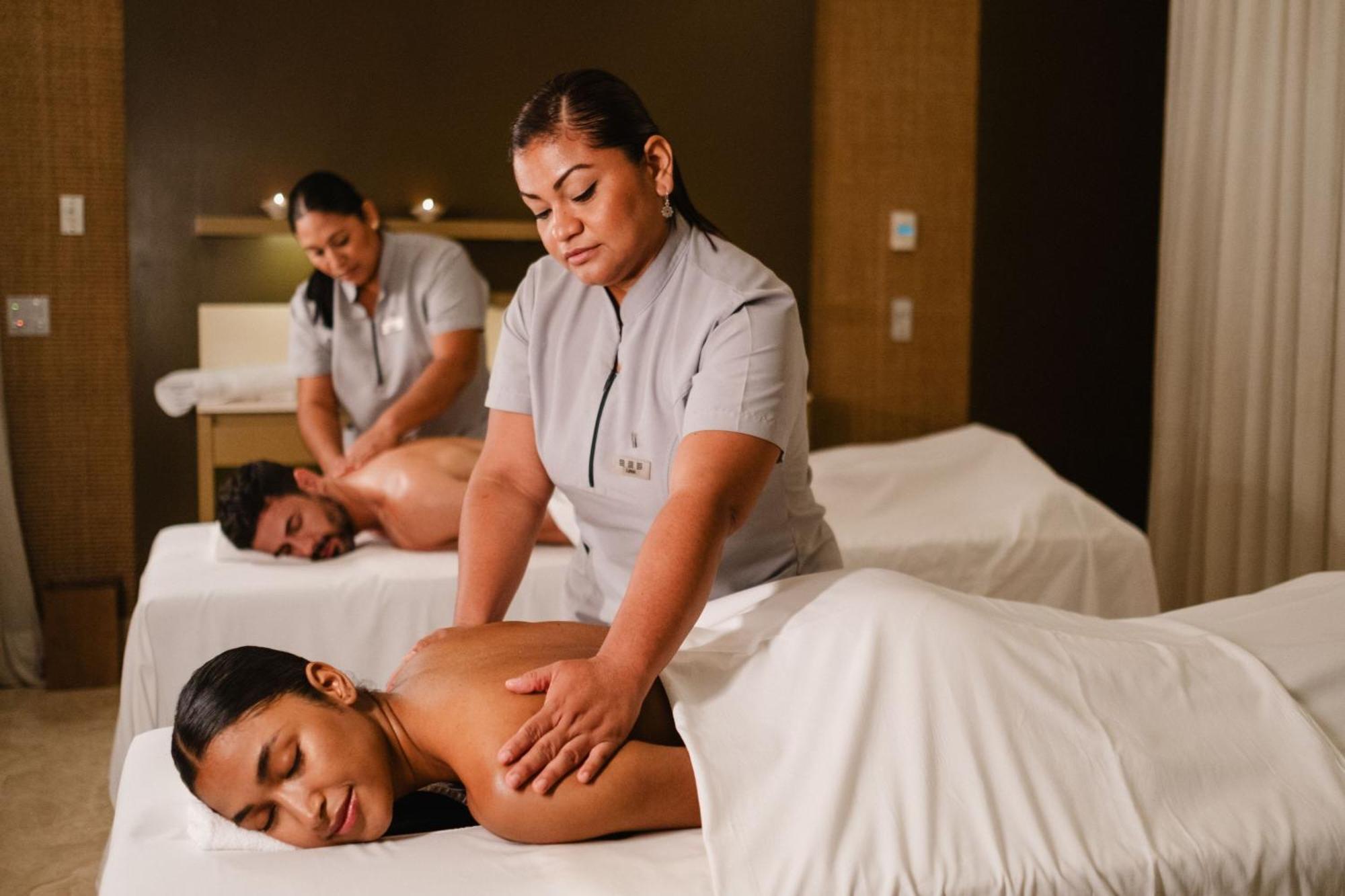 Hotel Paracas, A Luxury Collection Resort, Paracas Bagian luar foto Massage therapists at work