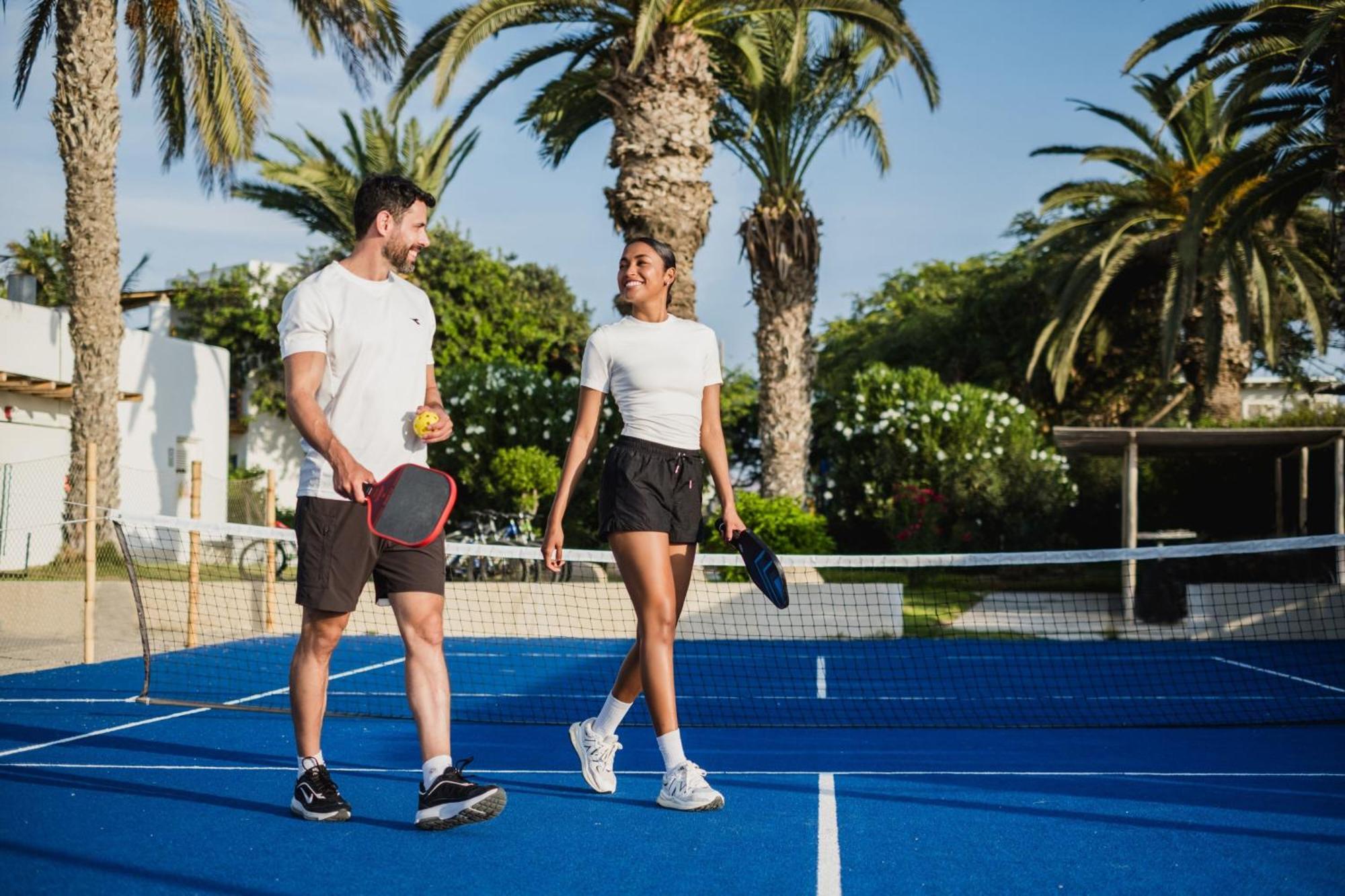 Hotel Paracas, A Luxury Collection Resort, Paracas Bagian luar foto Tennis players walking on a tennis court