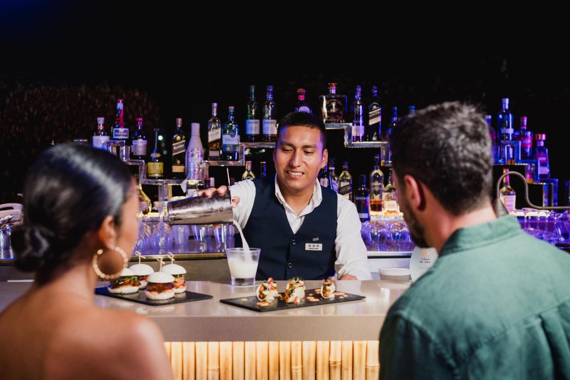 Hotel Paracas, A Luxury Collection Resort, Paracas Bagian luar foto A bartender at work
