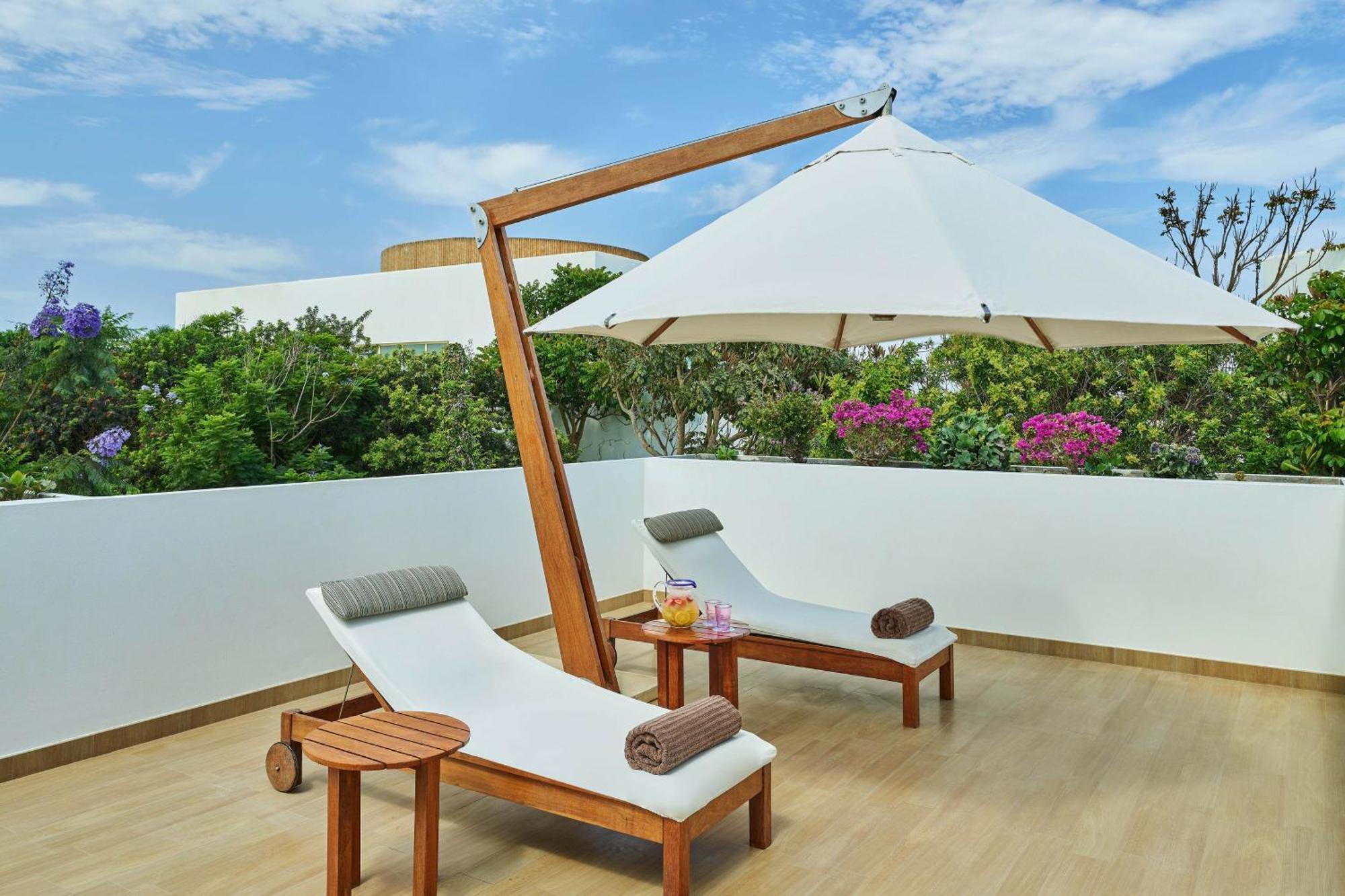 Hotel Paracas, A Luxury Collection Resort, Paracas Bagian luar foto A cantilever umbrella
